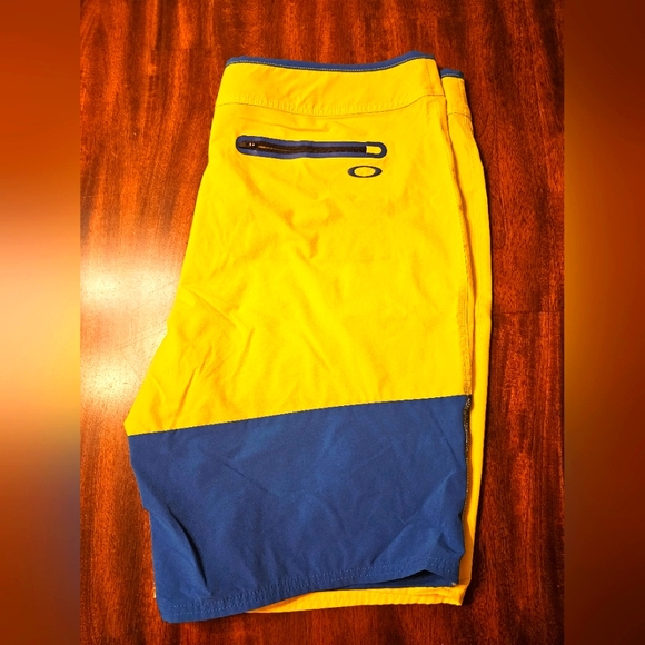 Oakley Board Shorts Size: 40 - Picture 2 of 5